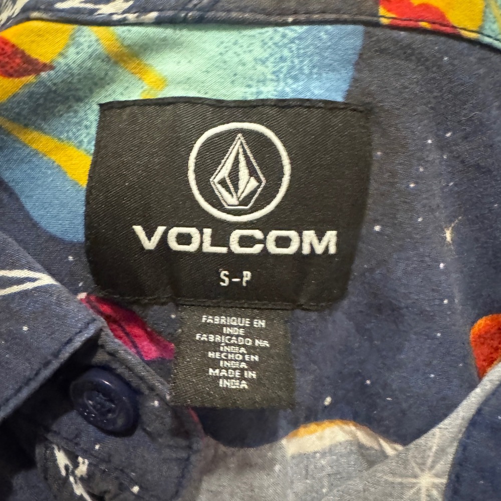 Volcom Hawaiian Button Up Shirt Small - Tropical Drinks Palm Trees Cosmic Vaca - Picture 3 of 8